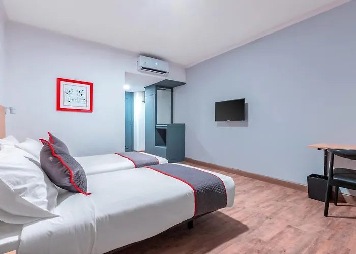 OYO Townhouse 2 Hotel Gunung Sahari Near Rs Hermina Kemayoran