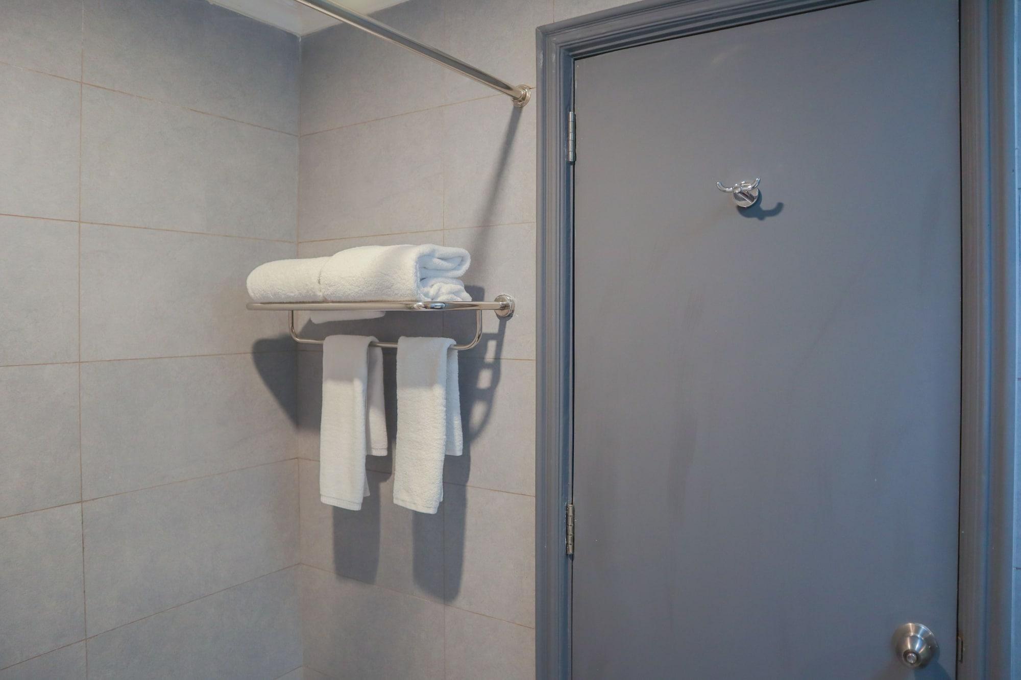 Hotel Oyo Townhouse 2 Gunung Sahari Near Rs Hermina Kemayoran