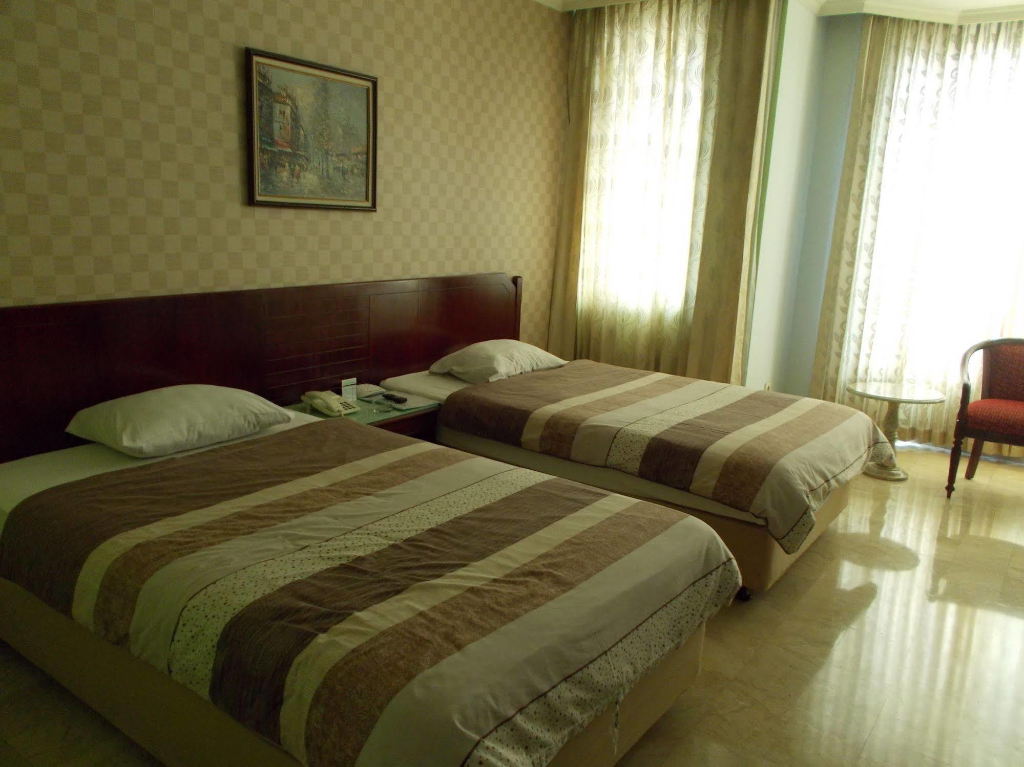 Oyo Townhouse 2 Gunung Sahari Near Rs Hermina Kemayoran Hotel